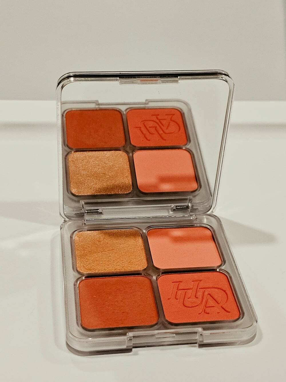 Huda Beauty Blush Filter Blurring Blushlighter Palette shade Toasty Peach
